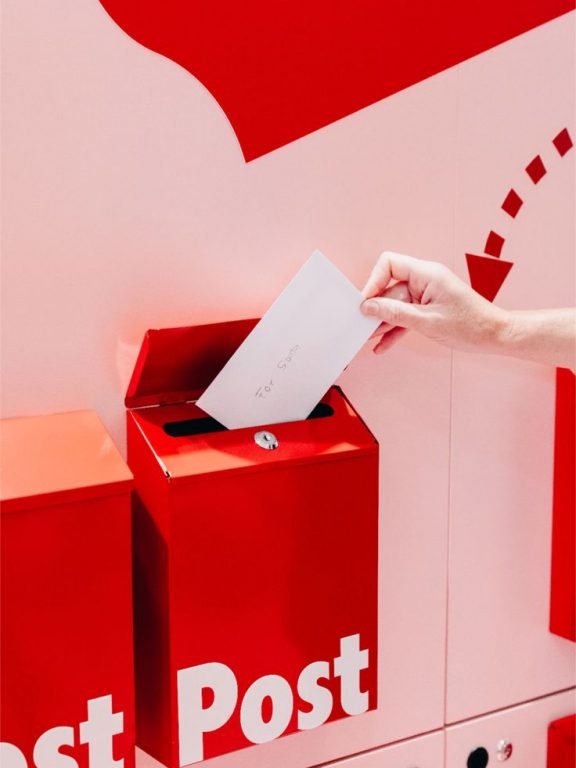 Comment transformer vos locaux en décor de Noël de marque (sans tomber dans le kitsch)